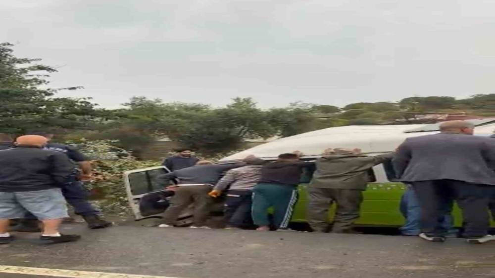 G&ouml;k&ccedil;eada&rsquo;da minib&uuml;s devrildi: 1 &ouml;l&uuml;, 2 yaralı
