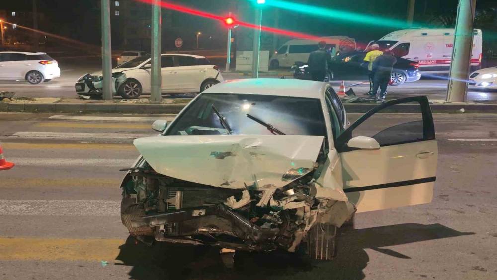 Aksaray&rsquo;da 4 ara&ccedil;lı zincirleme kaza: 3 yaralı
