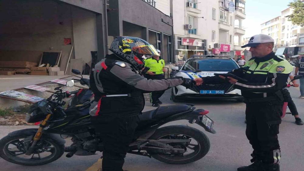 Mut&rsquo;ta polis ekipleri kural tanımayan s&uuml;r&uuml;c&uuml;lere g&ouml;z a&ccedil;tırmıyor
