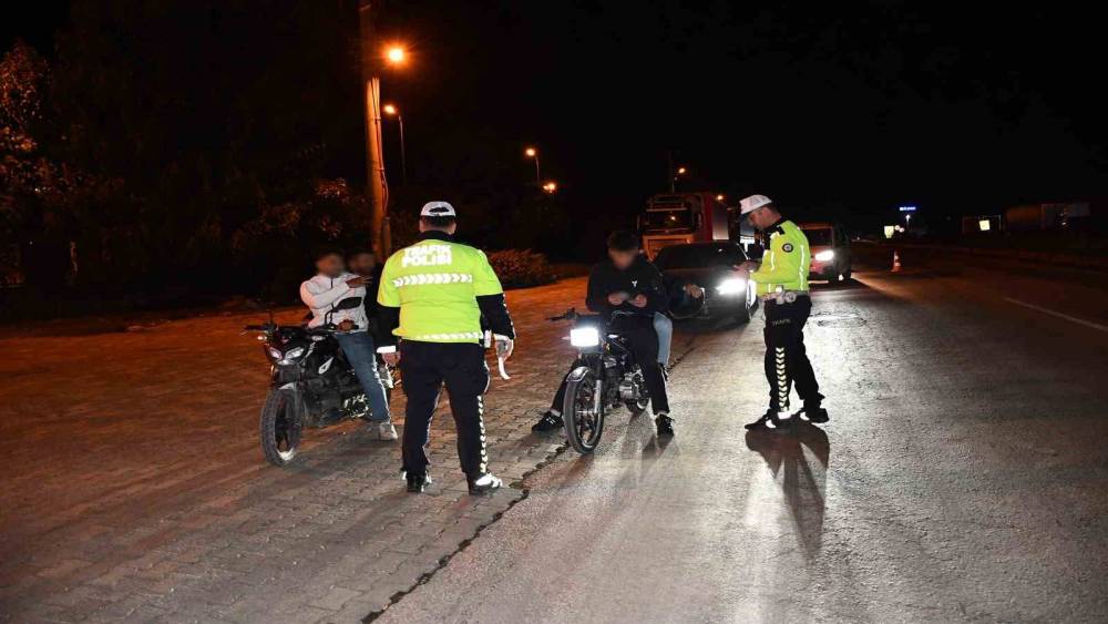 Polis ekiplerinden alkoll&uuml; s&uuml;r&uuml;c&uuml;lere y&ouml;nelik gece denetimi
