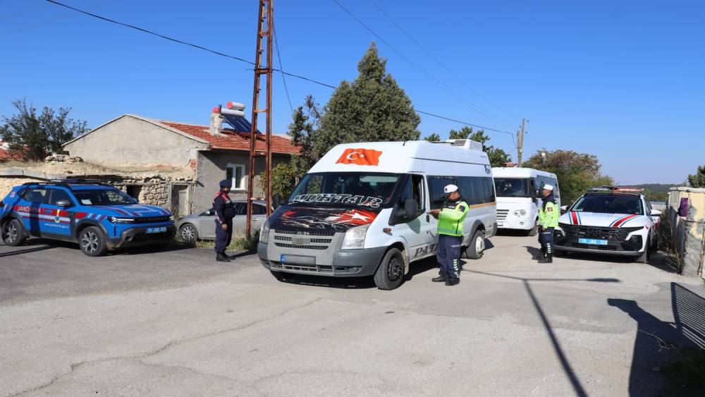 Karaman&rsquo;da jandarma ekiplerinden okul &ccedil;evrelerinde sıkı kontrol
