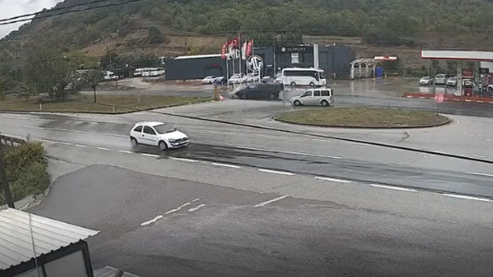 Yalova&rsquo;da otomobilin ikiye b&ouml;l&uuml;nd&uuml;ğ&uuml; kaza kamerada
