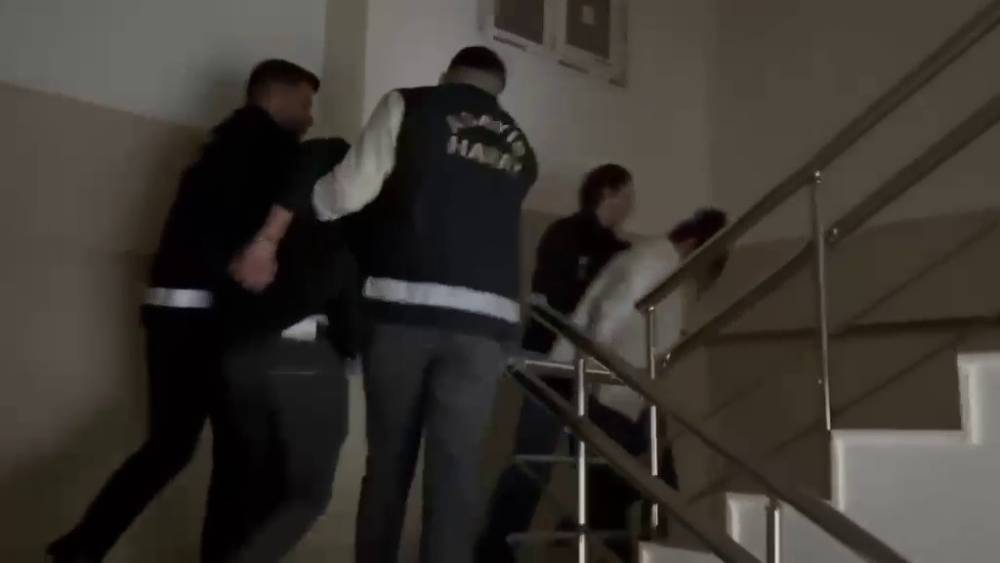 "2 milyon TL borcun var" deyip iş adamını &ouml;l&uuml;mle tehdit eden kadın ve erkek ş&uuml;pheli polisten ka&ccedil;amadı
