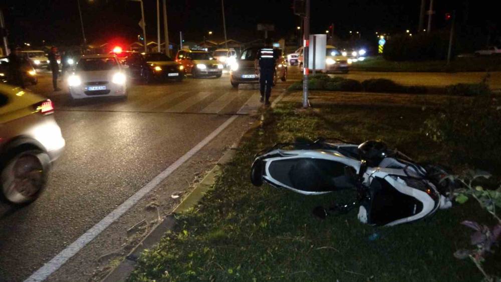 Manavgat&rsquo;ta otomobil ile motosiklet &ccedil;arpıştı: 2 yaralı
