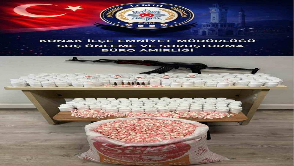 İzmir&rsquo;de bir evden binlerce uyuşturucu hap ve kalaşnikof ele ge&ccedil;irildi
