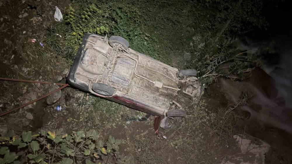 Osmaniye&rsquo;de otomobil 5 metre y&uuml;kseklikten dereye d&uuml;şt&uuml;: 1 yaralı
