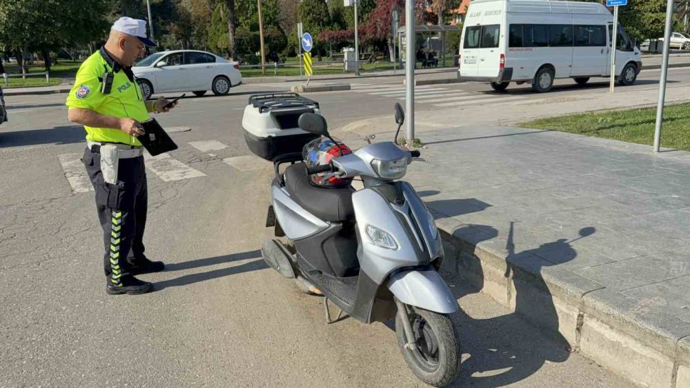 Samsun&rsquo;da motosiklet devrildi, s&uuml;r&uuml;c&uuml; yaralandı
