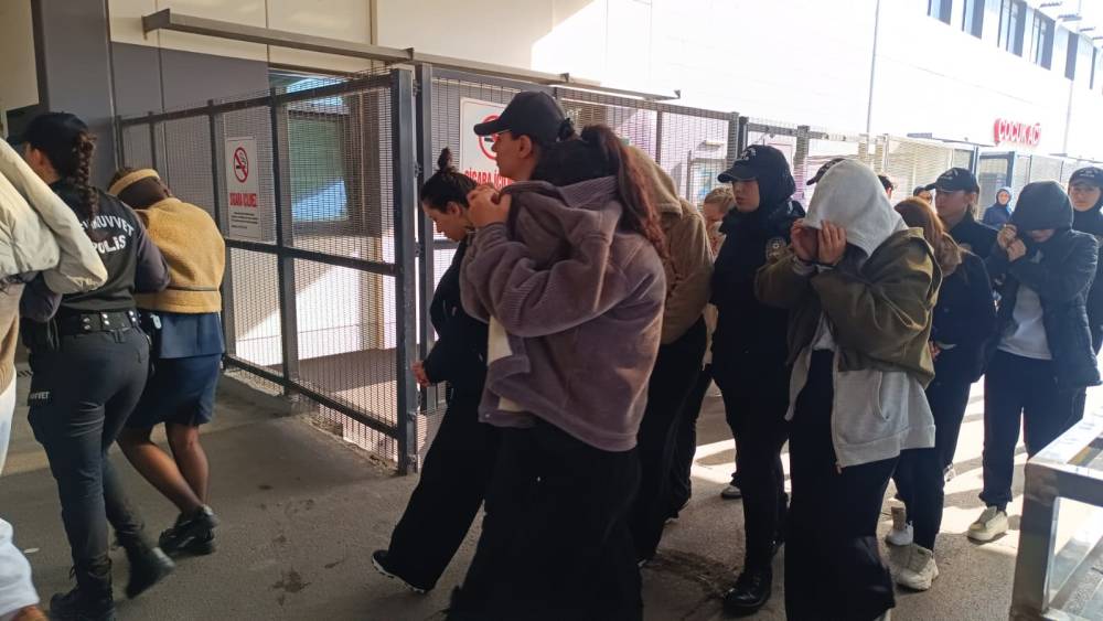Yasa dışı &uuml;reme ticareti operasyonunda g&ouml;zaltına alınan 44 ş&uuml;pheli sağlık kontrol&uuml;nden ge&ccedil;irildi

