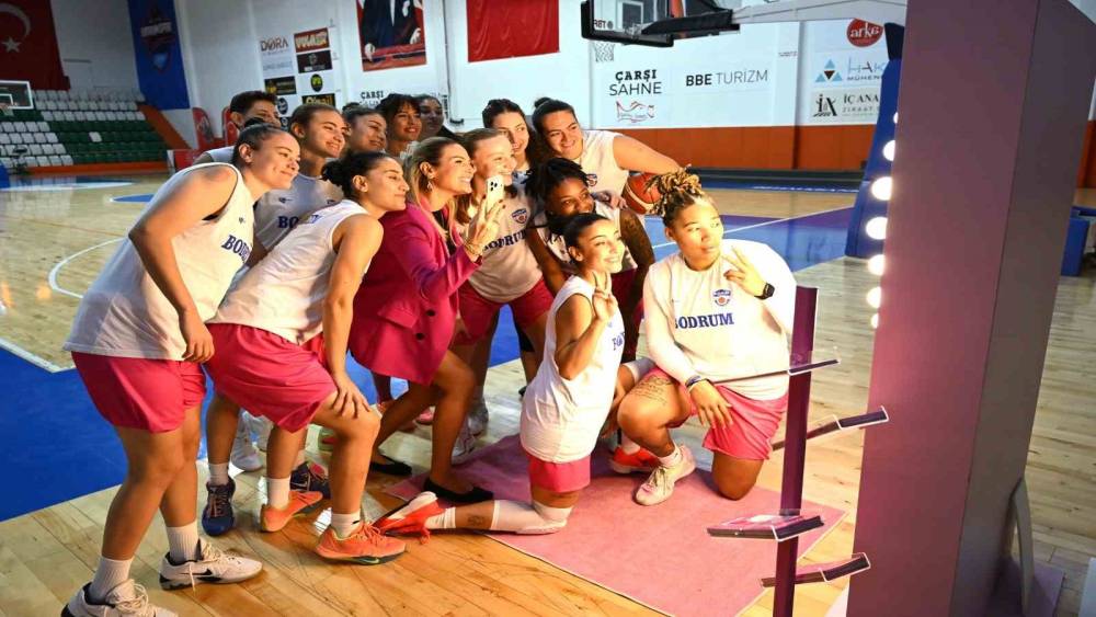 Bodrum kadın basketbol takımı ve doktorlar meme farkındalığı i&ccedil;in ma&ccedil; yaptı
