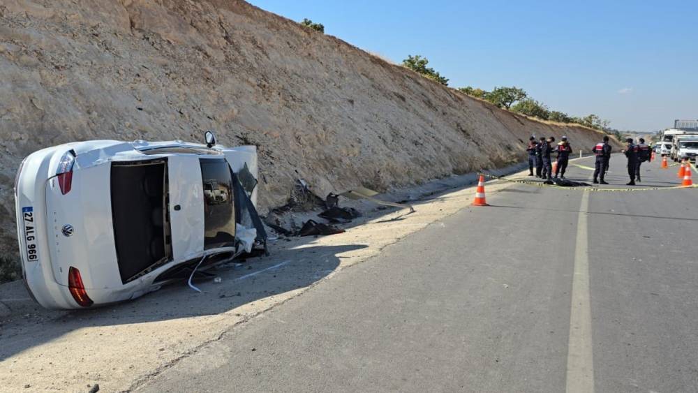 Gaziantep&rsquo;te kavşakta otomobille &ccedil;arpışan motosikletli hayatını kaybetti
