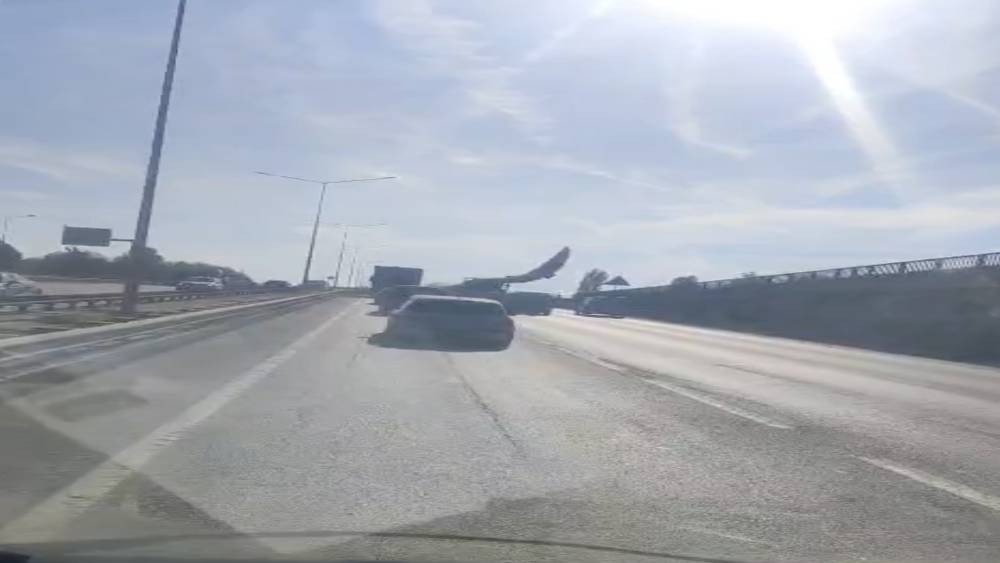 Dev r&uuml;zgar t&uuml;rbini kanadı trafiği yavaşlattı
