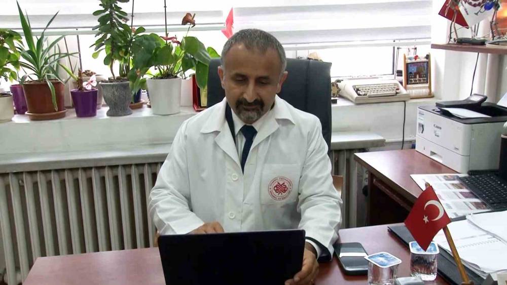Ekran bağımlılığı kas ve iskelet sistemini vuruyor: "Ağrılar g&uuml;nl&uuml;k hayatı da &ccedil;ok bozuyor, gelen hasta sayısı &ccedil;ok fazla"
