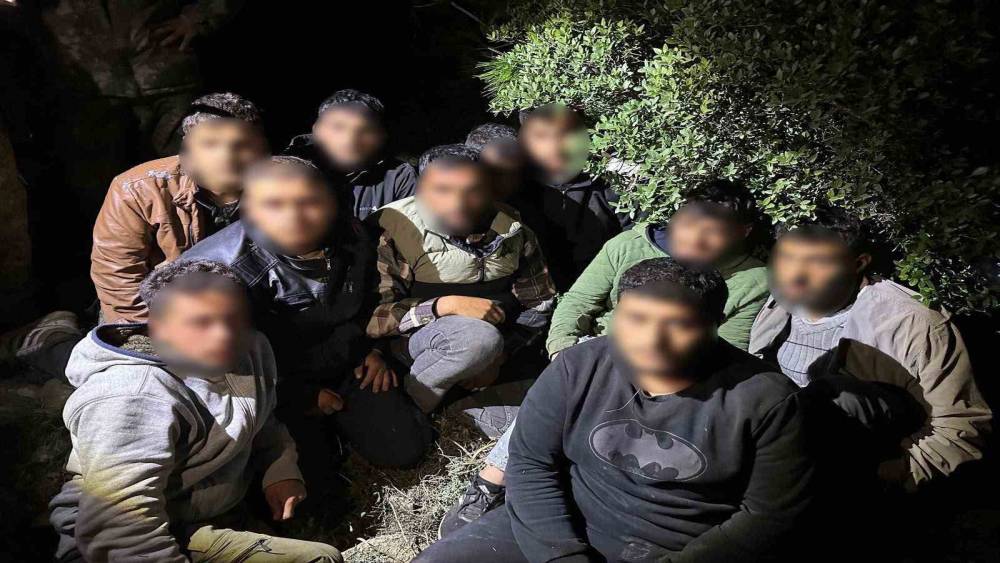 Jandarma ve MİT&rsquo;ten ortak operasyon: 11 g&ouml;&ccedil;men yakalandı
