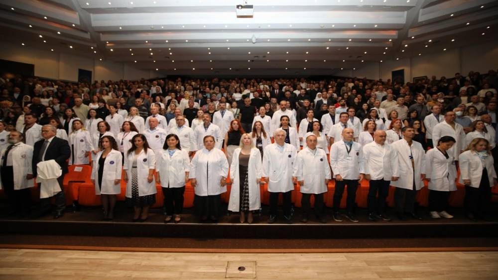 A&Uuml;&rsquo;de 330 hekim adayı beyaz &ouml;nl&uuml;klerini t&ouml;renle giydi
