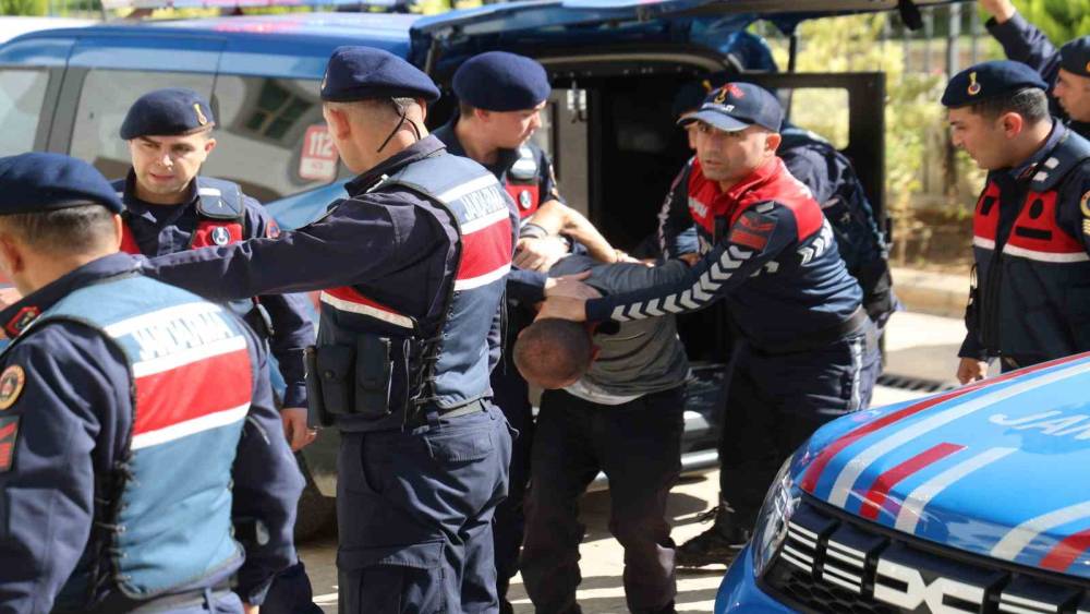 Gen&ccedil; kızı pompalı t&uuml;fekle &ouml;ld&uuml;ren ş&uuml;pheli adliyeye sevk edildi
