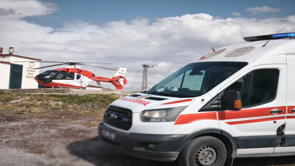 21 g&uuml;nl&uuml;k bebek helikopter ambulansla Van&rsquo;a sevk edildi
