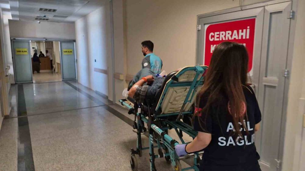 Elinde tuttuğu bı&ccedil;ak kal&ccedil;asına saplandı
