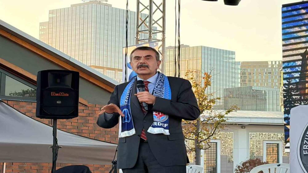 Bakan Tekin: "Sosyal medyada hem i&ccedil;erik &uuml;reticileri hem de yapımcı şirketler yeterince hassas davranmıyorlar"
