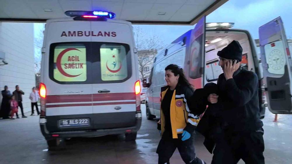 Hapşıran sürücü kontrolü kaybedince araç duvara çarptı: 2 yaralı
