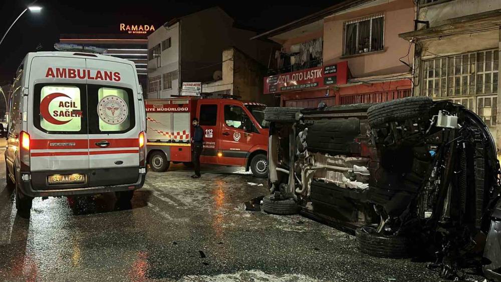 Uşak’ta otomobille çarpışan cip elektrik panosuna çarpıp devrildi: 2 yaralı
