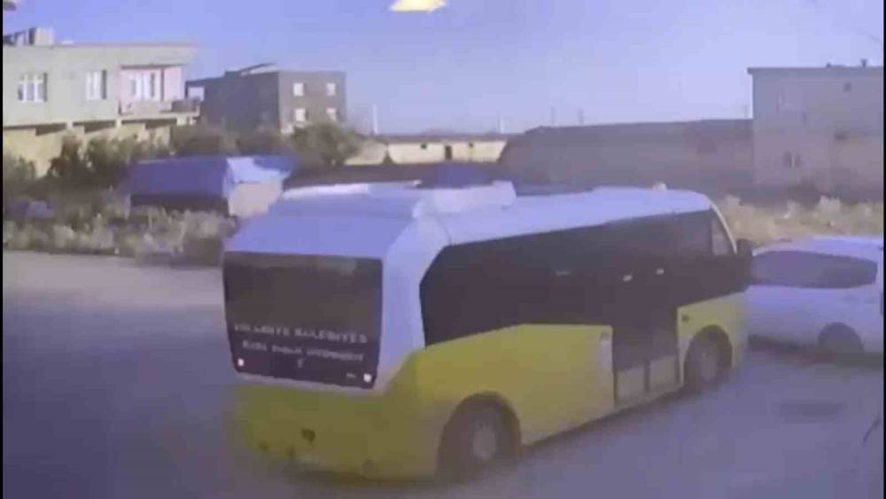 Gaziantep’te minibüs ile hafif ticari araç çarpıştı: 2 yaralı
