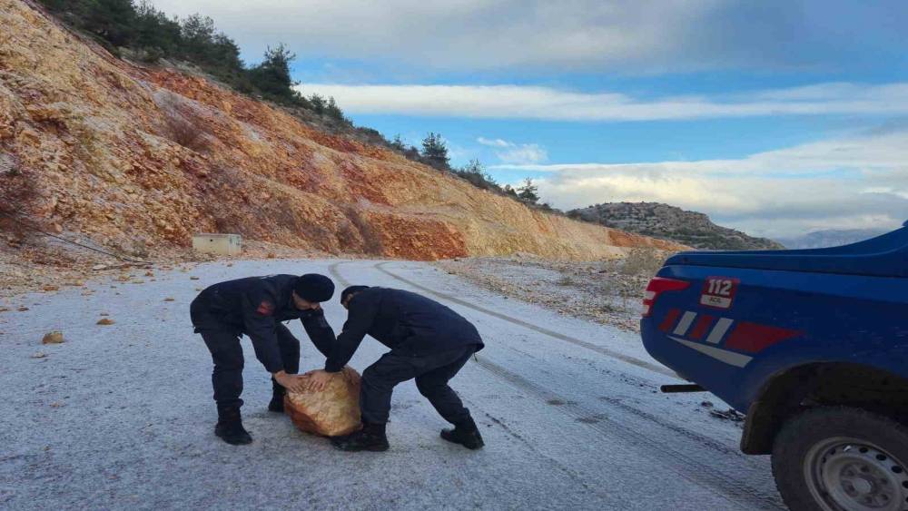 Harmankaya Tabiat Kanyonu&rsquo;nun yolunu d&uuml;şen kaya par&ccedil;ası jandarma tarafından kaldırıldı
