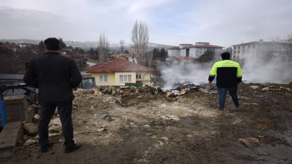 Burdur&rsquo;da yangında evde mahsur kalan vatandaşı itfaiye erleri kurtardı
