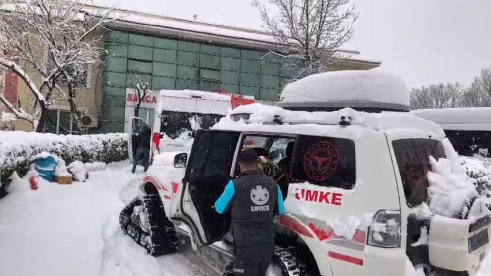 Kar nedeniyle diyaliz merkezine gidemeyen yaşlı kadının imdadına UMKE yetişti
