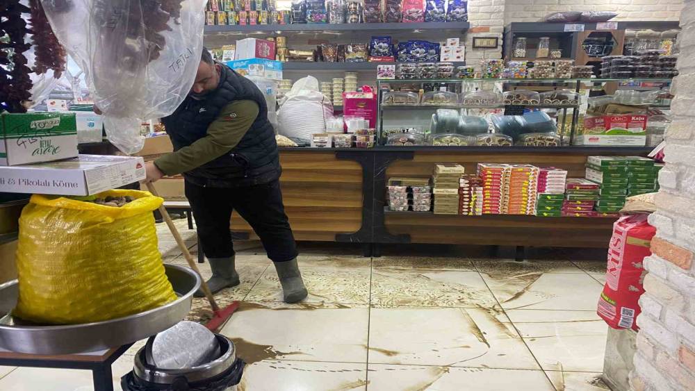 Antalya&rsquo;da sağanak hayatı fel&ccedil; etti: İş yerleri su basan esnaf sabahın ilk ışığıyla temizliğe başladı
