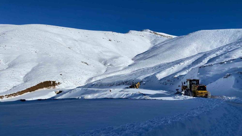 Batman&rsquo;da kar yağışı nedeniyle hasta kep&ccedil;e ile ambulansa ulaştırıldı
