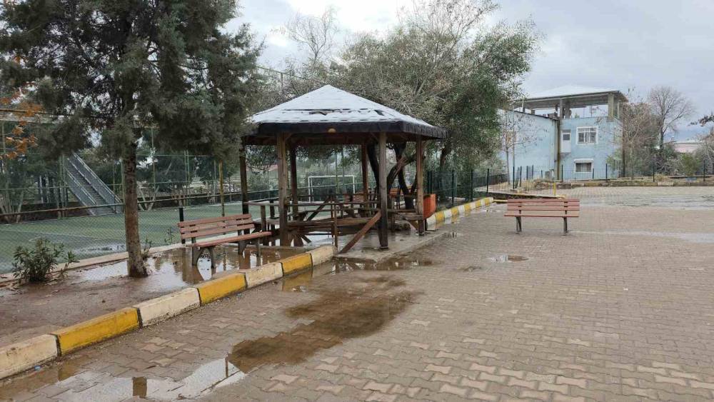 Okul bah&ccedil;esinde 17 yaşındaki &ccedil;ocuğun cansız bedeni bulundu
