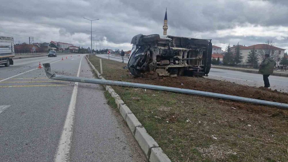 &Ccedil;orum&rsquo;da devrilen kamyonetteki 3 kişi k&uuml;&ccedil;&uuml;k sıyrıklarla kurtuldu
