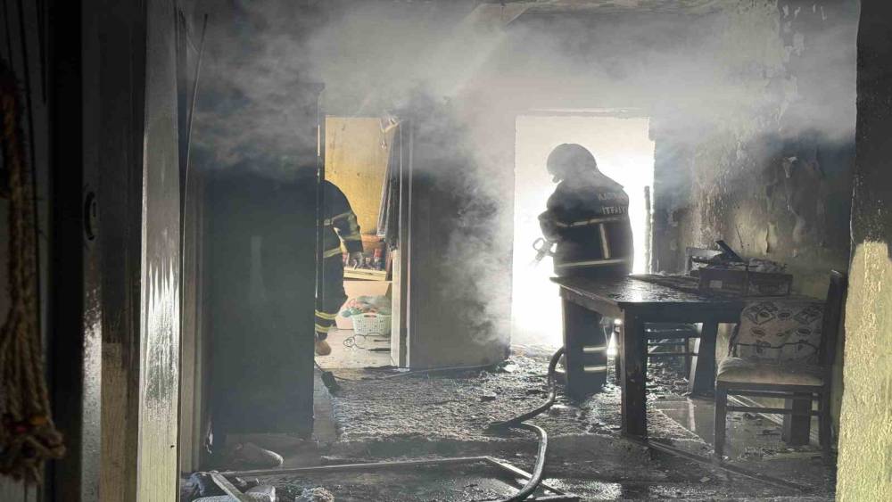 Tek katlı evde &ccedil;ıkan yangın s&ouml;nd&uuml;r&uuml;ld&uuml;
