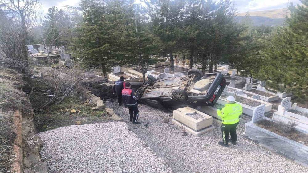 Yozgat&rsquo;ta otomobil mezarlığa u&ccedil;tu: 2 yaralı
