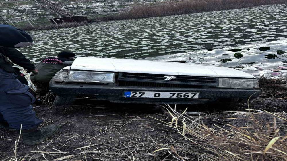 Kahramanmaraş&rsquo;ta g&ouml;lete d&uuml;şen otomobil s&uuml;r&uuml;c&uuml;s&uuml; hayatını kaybetti
