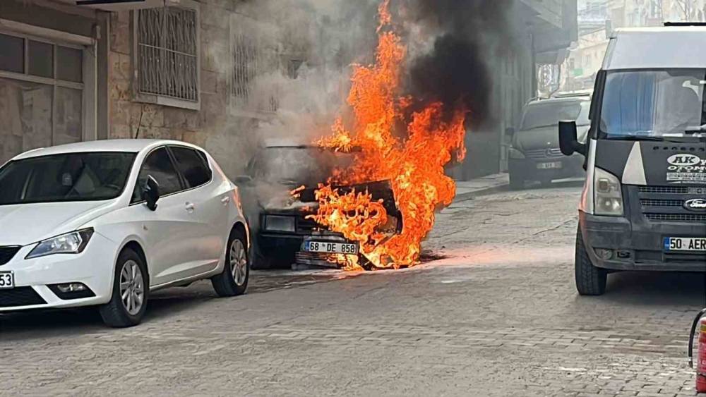 Nevşehir&rsquo;de park halindeki otomobil yandı
