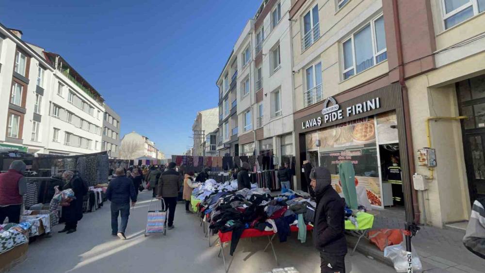 Pazar engelini aşamayan itfaiye, yangına ulaşmakta g&uuml;&ccedil;l&uuml;k &ccedil;ekti
