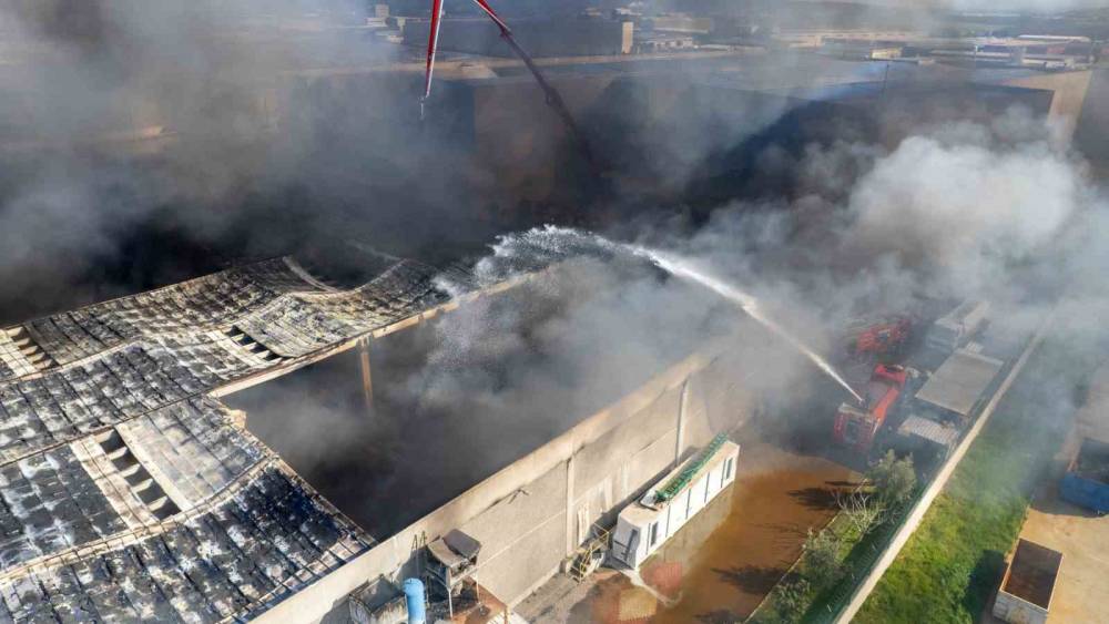 Akhisar&rsquo;daki fabrika yangını kontrol altına alındı
