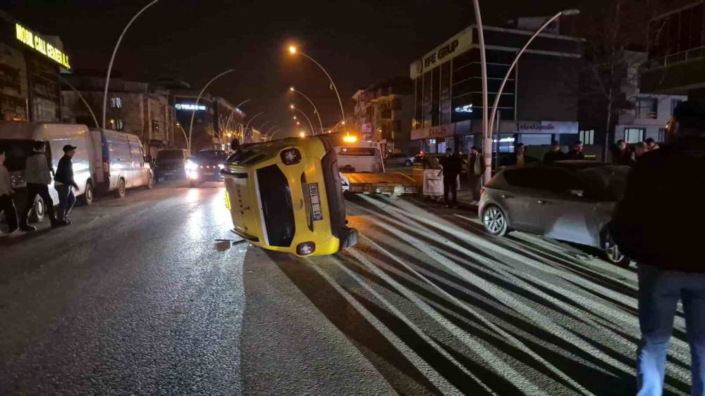 Sıkışan trafikte kontrolden &ccedil;ıkan taksi yan yattı
