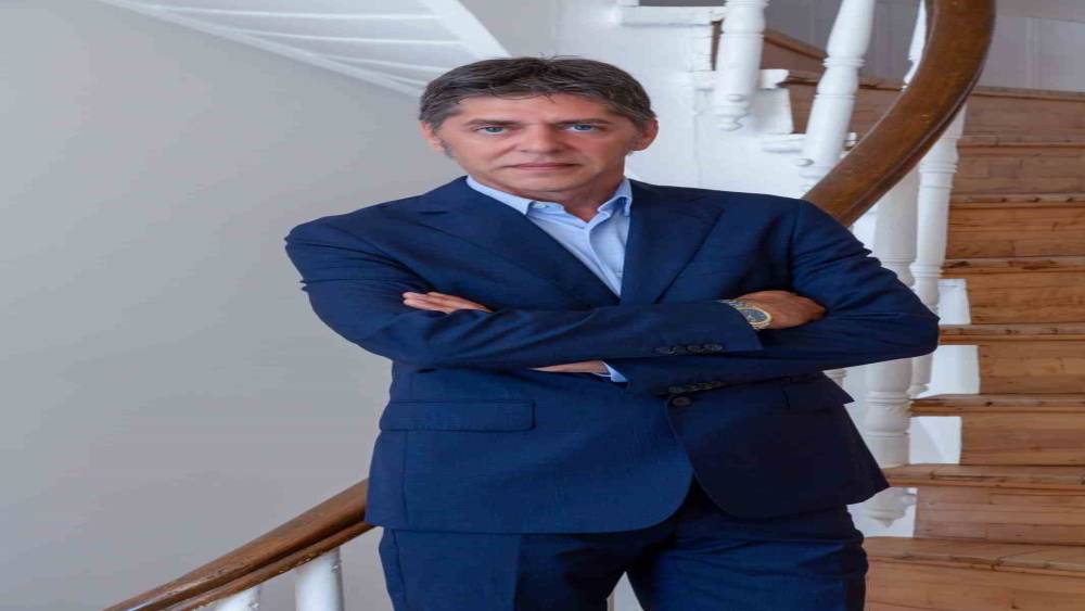 Eşini oyuncu Dolunay Soysert ile aldattığı iddia edilen Konda Araştırma Şirketi Y&ouml;netim Kurulu Başkanı&rsquo;na 50 milyon lira tazminat talebi
