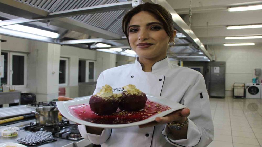 Amasya&rsquo;da 2 bin yıldır yetiştirilen meyveden yapılan tatlı: Elma tatlısı
