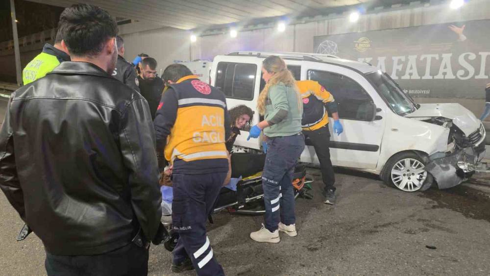 Antalya&rsquo;da kontrolden &ccedil;ıkan otomobil bariyerlere &ccedil;arptı: 3 yaralı
