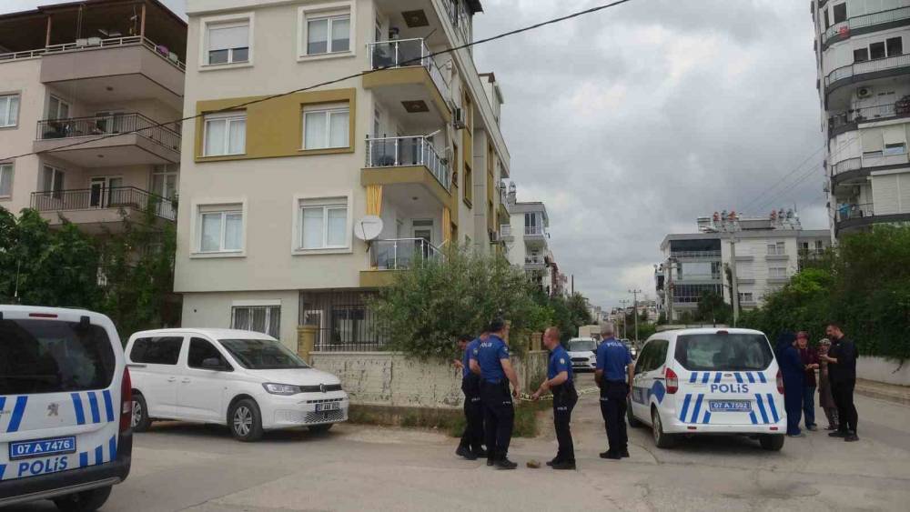 Aracın anahtarını vermeyen annesine sinirlenince eve pompalı t&uuml;fekle ateş a&ccedil;tı
