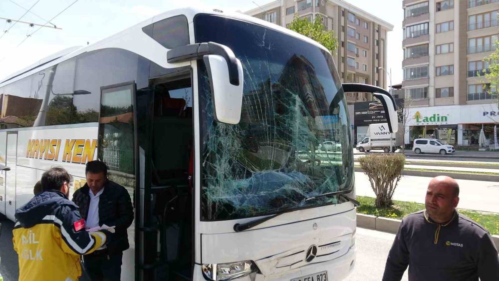 Malatya&rsquo;da iki otob&uuml;s &ccedil;arpıştı: 2 yaralı
