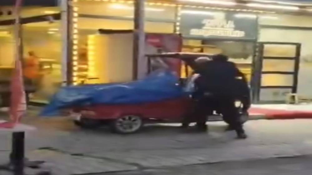 Diyarbakır&rsquo;da &ccedil;evredekileri rahatsız eden şahıs kamerada
