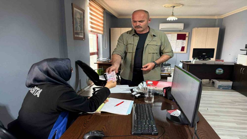 Başkan koruması bankamatikte bulduğu parayı zabıtaya teslim etti
