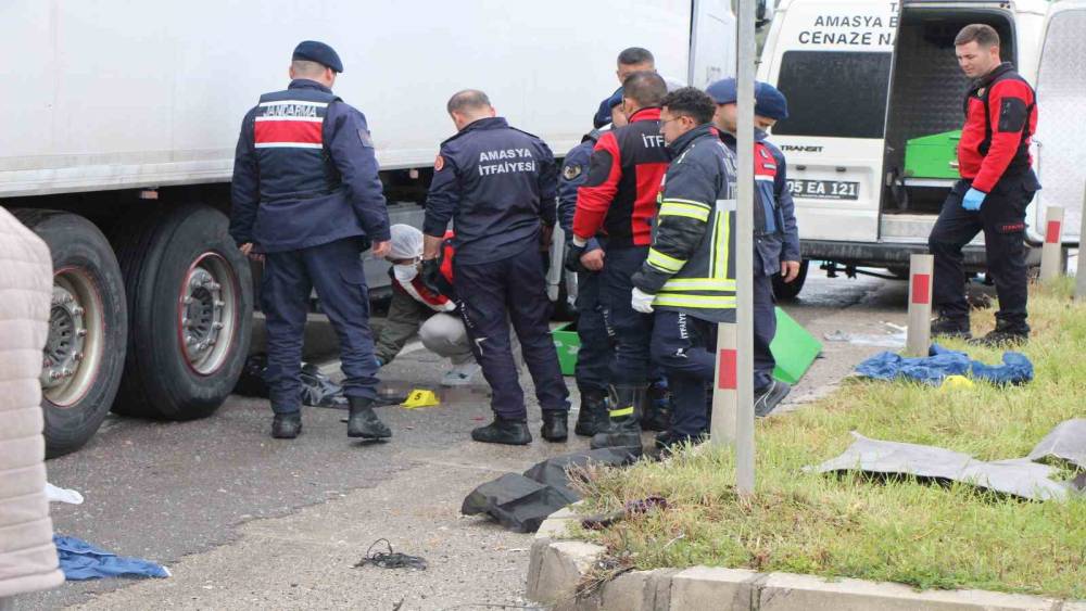Amasya&rsquo;da cenaze d&ouml;n&uuml;ş&uuml; feci kaza kamerada: Otomobilden fırlayan bebek hayatını kaybetti
