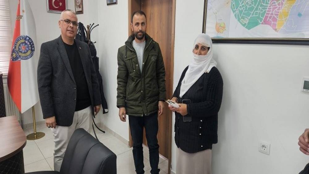 Bulanık&rsquo;ta &ouml;rnek davranış: Para dolu c&uuml;zdan sahibine teslim edildi
