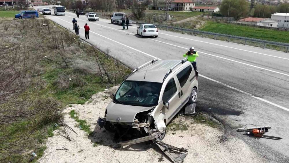 Aksaray&rsquo;da 3 ara&ccedil; &ccedil;arpıştı: 1&rsquo;i ağır 7 yaralı
