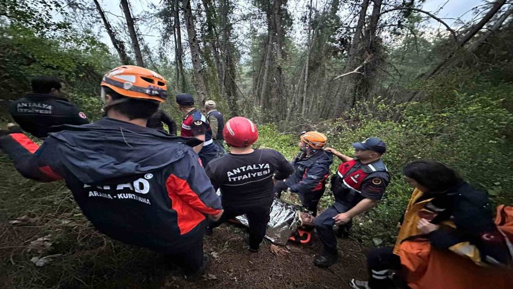 Antalya&rsquo;da 80 metrelik u&ccedil;uruma yuvarlanan adam yaralı olarak kurtarıldı
